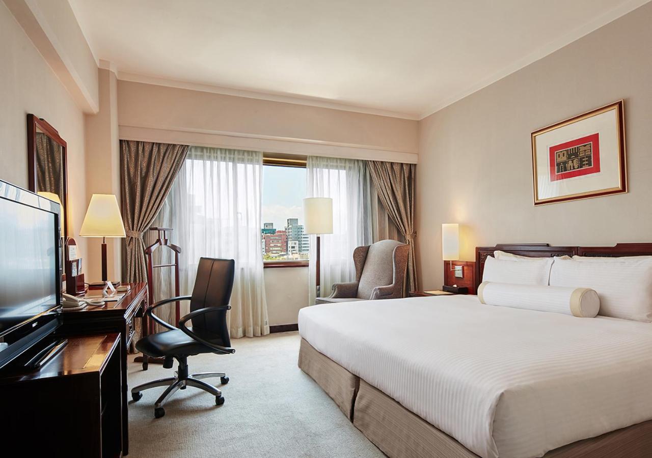 The Howard Plaza Hotel Тайбэй Экстерьер фото A room at the hotel