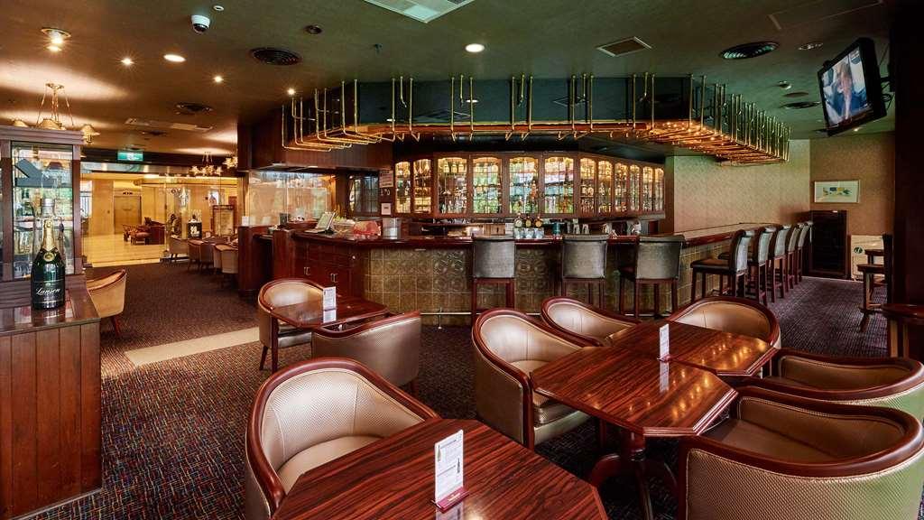 The Howard Plaza Hotel Тайбэй Ресторан фото The bar at the Singapore Airlines lounge at Changi Airport