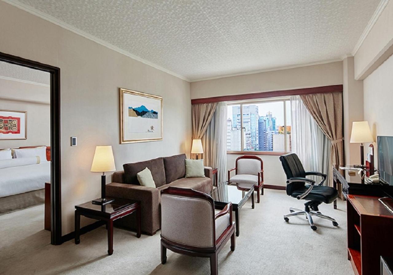 The Howard Plaza Hotel Тайбэй Номер фото A suite at the hotel
