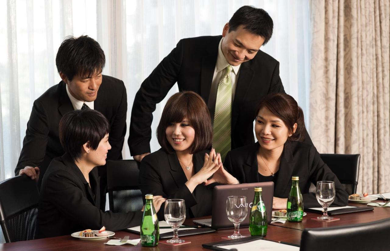 The Howard Plaza Hotel Тайбэй Экстерьер фото A team of businesspeople in a meeting