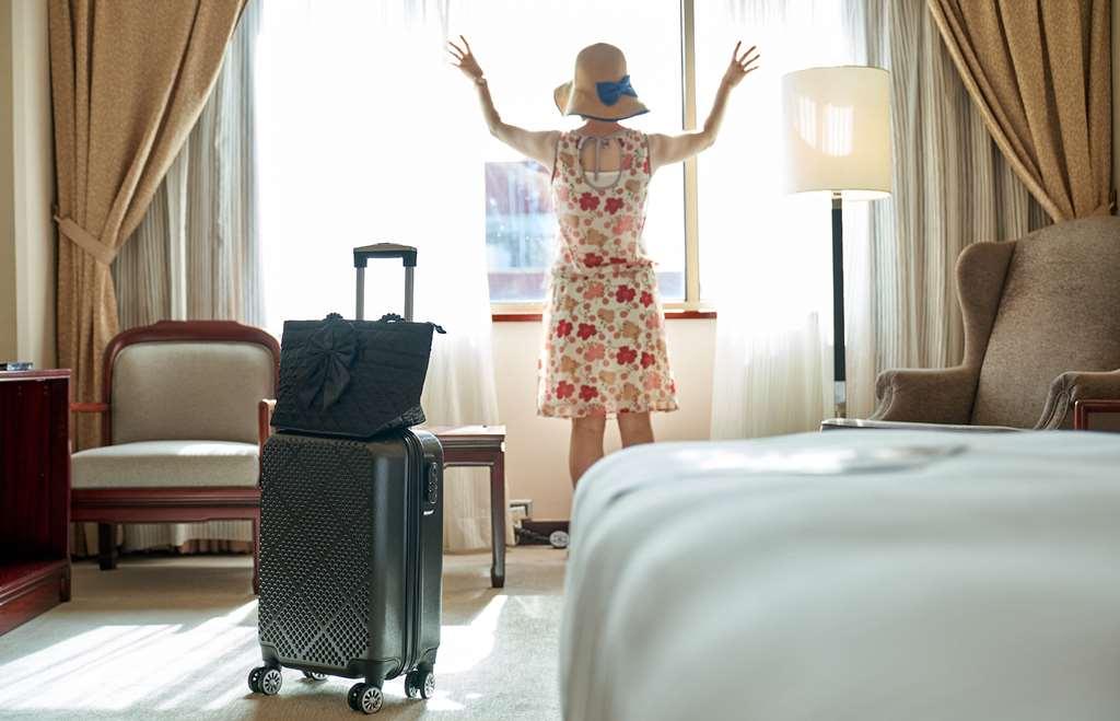 The Howard Plaza Hotel Тайбэй Номер фото A woman in a hotel room