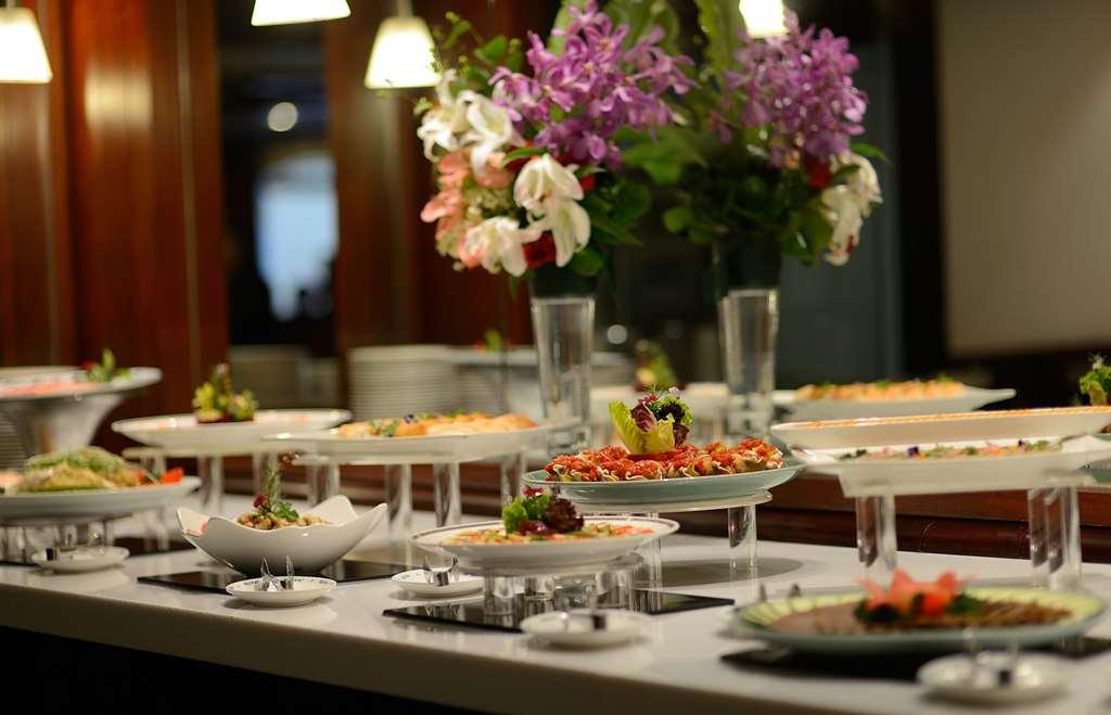 The Howard Plaza Hotel Тайбэй Ресторан фото A buffet