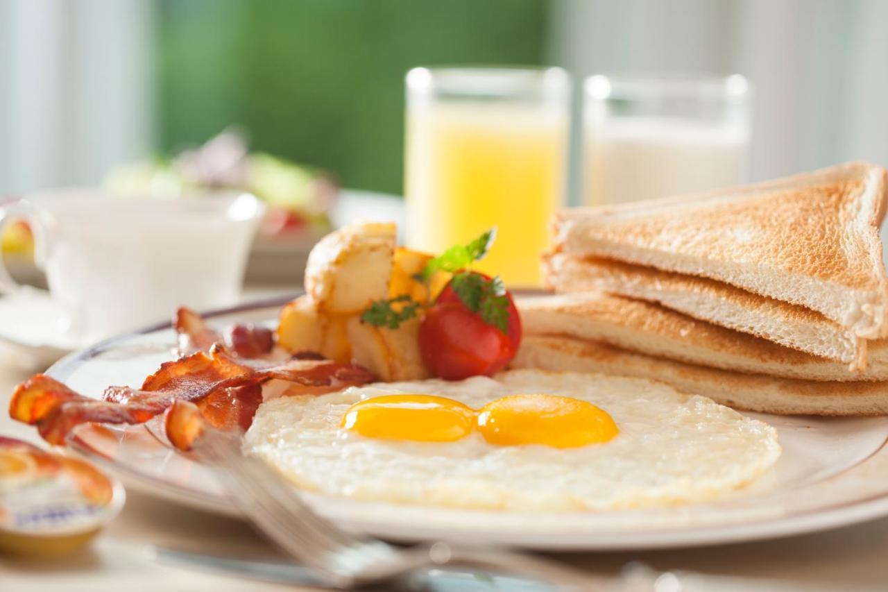 The Howard Plaza Hotel Тайбэй Экстерьер фото A breakfast with eggs, bacon, toast and orange juice