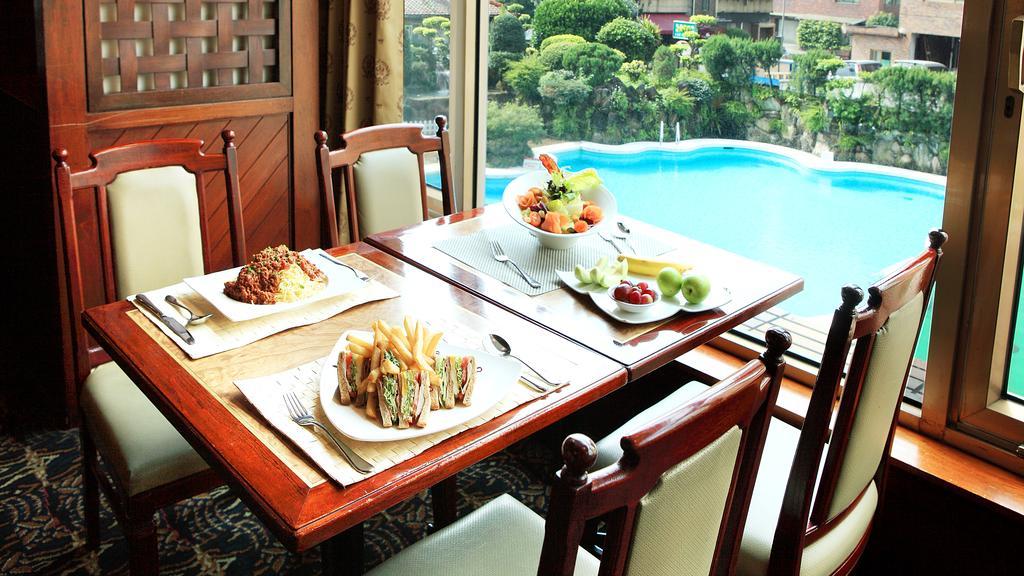 The Howard Plaza Hotel Тайбэй Экстерьер фото A dining table with a view of the pool