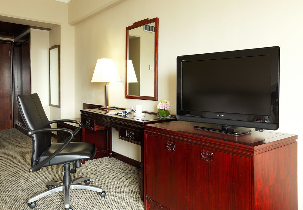 The Howard Plaza Hotel Тайбэй Экстерьер фото A television in a hotel room